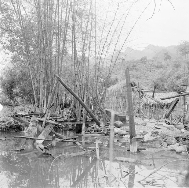 Nhà cửa của nhân dân xóm Cường Thịnh, xã Phương Tiến, huyện Vị Xuyên, tỉnh Hà Tuyên bị đạn pháo địch tàn phá. (Ảnh: Long Sơn/TTXVN)