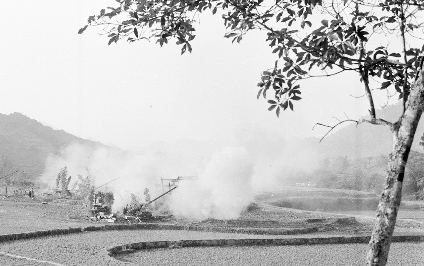 Cách đây 40 năm, rạng sáng 17/2/1979, toàn Đảng, toàn dân và toàn quân ta phải đương đầu với cuộc chiến tranh xâm lược trên toàn tuyến biên giới phía Bắc. Thực hiện Lệnh tổng động viên của Chủ tịch nước, quân và dân Việt Nam đã cầm súng, chiến đấu để bảo vệ từng tấc đất thiêng liêng của Tổ quốc. Trong ảnh: Chiến sỹ Đại đội 7, Đoàn M16 pháo binh Lạng Sơn dội bão lửa trừng trị quân địch. (Ảnh: Minh Điền/TTXVN)