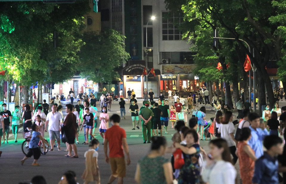 Phố đi bộ hồ Hoàn Kiếm hoạt động trở lại đã thu hút đông đảo người dân đến tản bộ và vui chơi. (Ảnh: Thành Đạt/TTXVN)