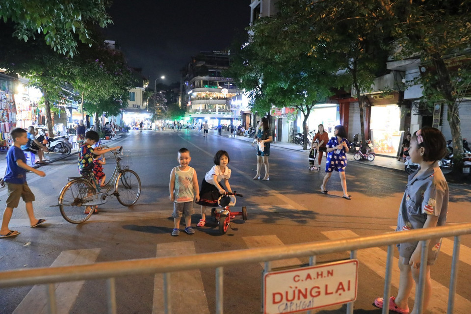 Các em nhỏ vui chơi trên phố đi bộ hồ Hoàn Kiếm sau nhiều ngày bị cách ly vì dịch COVID-19. (Ảnh: Thành Đạt/TTXVN)