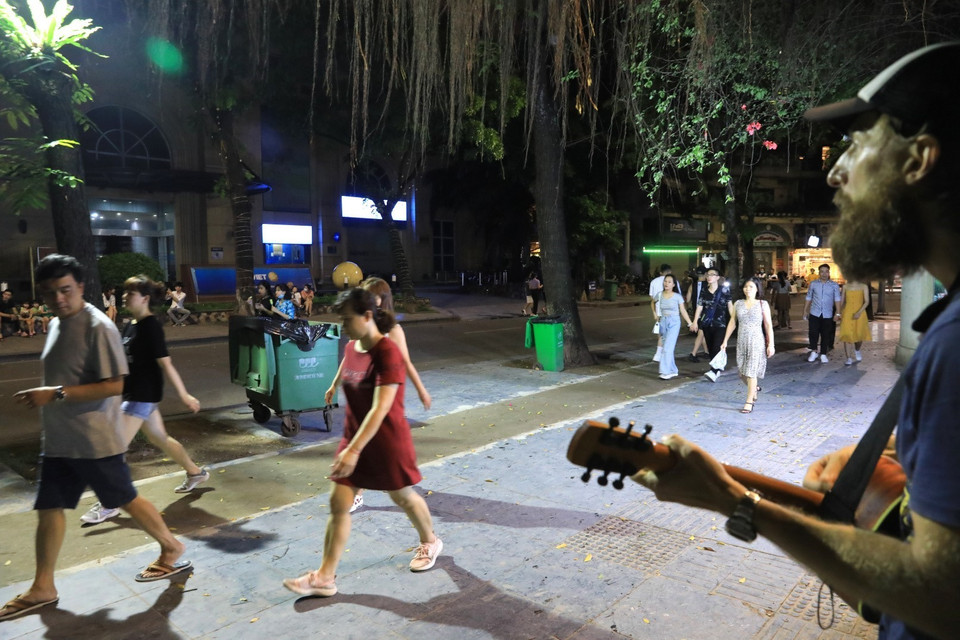 Các hoạt động vui chơi, văn hóa nghệ thuật trên phố đi bộ hồ Hoàn Kiếm nhộn nhịp trở lại. (Ảnh: Thành Đạt/TTXVN)