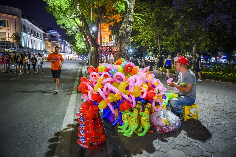 Các hoạt động vui chơi, văn hóa nghệ thuật trên phố đi bộ hồ Hoàn Kiếm nhộn nhịp trở lại. (Ảnh: Thành Đạt/TTXVN)