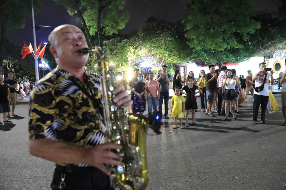 Các hoạt động vui chơi, văn hóa nghệ thuật trên phố đi bộ hồ Hoàn Kiếm nhộn nhịp trở lại. (Ảnh: Thành Đạt/TTXVN)