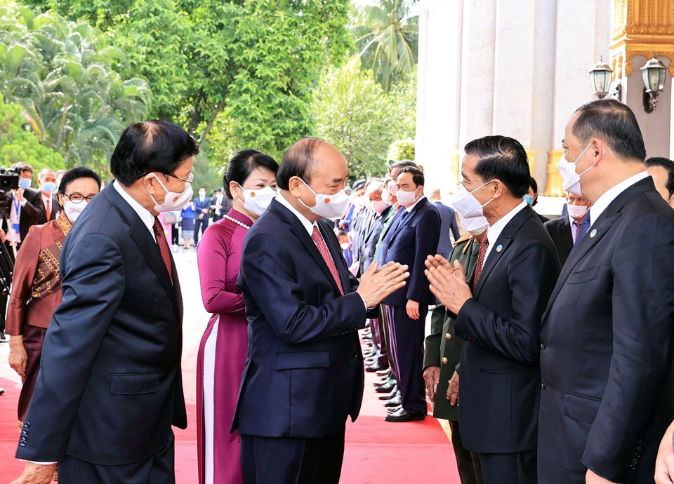 Chủ tịch nước Cộng hòa Xã hội chủ nghĩa Việt Nam Nguyễn Xuân Phúc và Tổng Bí thư, Chủ tịch nước Lào Thongloun Sisoulith với các thành viên đoàn đại biểu cấp cao hai nước tại lễ đón. (Ảnh: Thống Nhất/TTXVN)