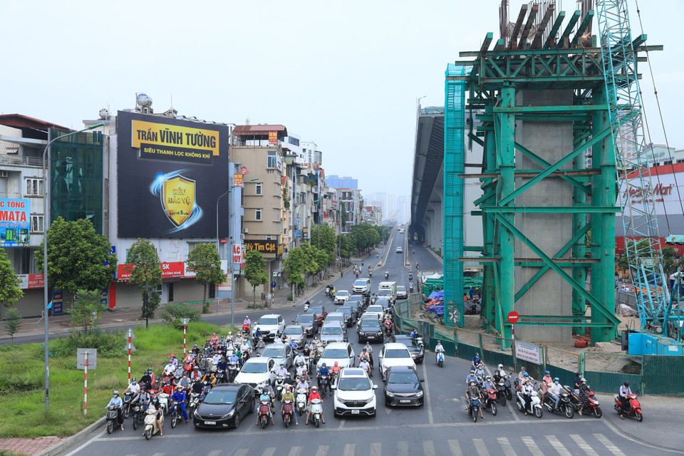 Nhiều phương tiện tham gia giao thông tại Ngã Tư Vọng-Trường Chinh vào buổi sáng đầu tuần. (Ảnh: Tuấn Anh/TTXVN)