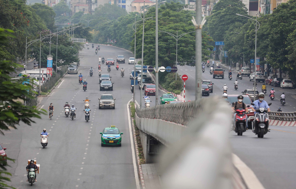 Đầu giờ sáng thứ Hai, ngày 9/8/2021, vẫn có đông người và phương tiện lưu thông trên phố Trần Khát Chân. (Ảnh: Thanh Tùng/TTXVN)