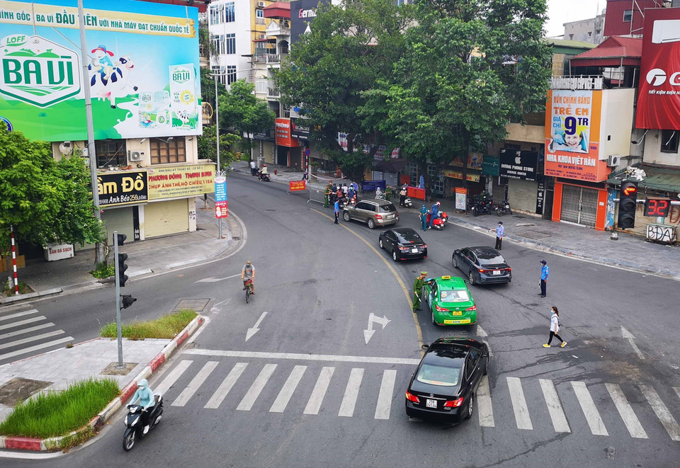 Chốt kiểm soát phòng chống dịch trên phố Lò Đúc (quận Hai Bà Trưng) kiểm tra giấy tờ, thông tin của người lưu thông trên phố. (Ảnh: Thanh Tùng/TTXVN)