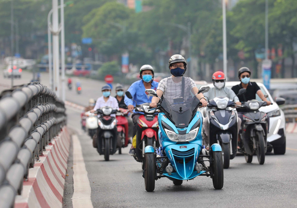 Người và phương tiện lưu thông trên phố Đại Cồ Việt. (Ảnh: Thanh Tùng/TTXVN)