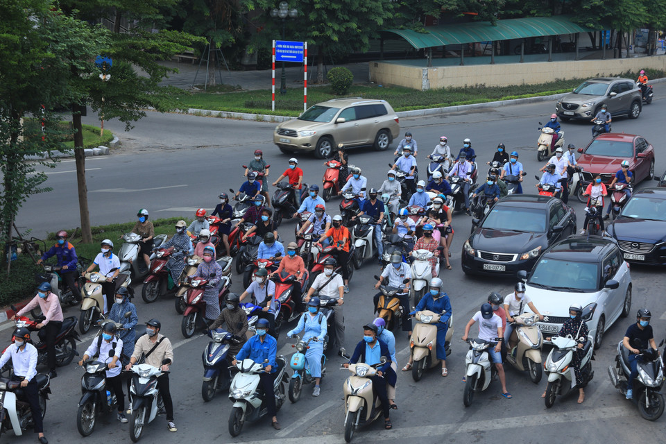 Các phương tiện chen chúc trên đường Trường Chinh lúc 7h45 sáng 9/8. (Ảnh: Tuấn Anh/TTXVN)