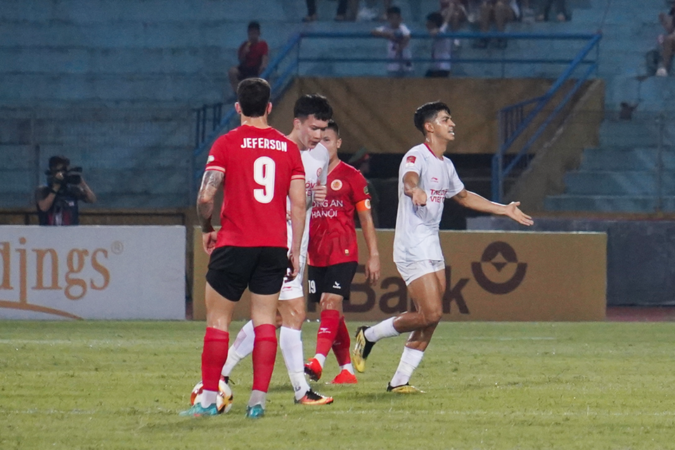 Phút thứ 13, ngoại binh Pedro Henrique (ngoài cùng bên phải) mở tỷ số cho Thể Công-Viettel. (Ảnh: Việt Anh/Vietnam+)