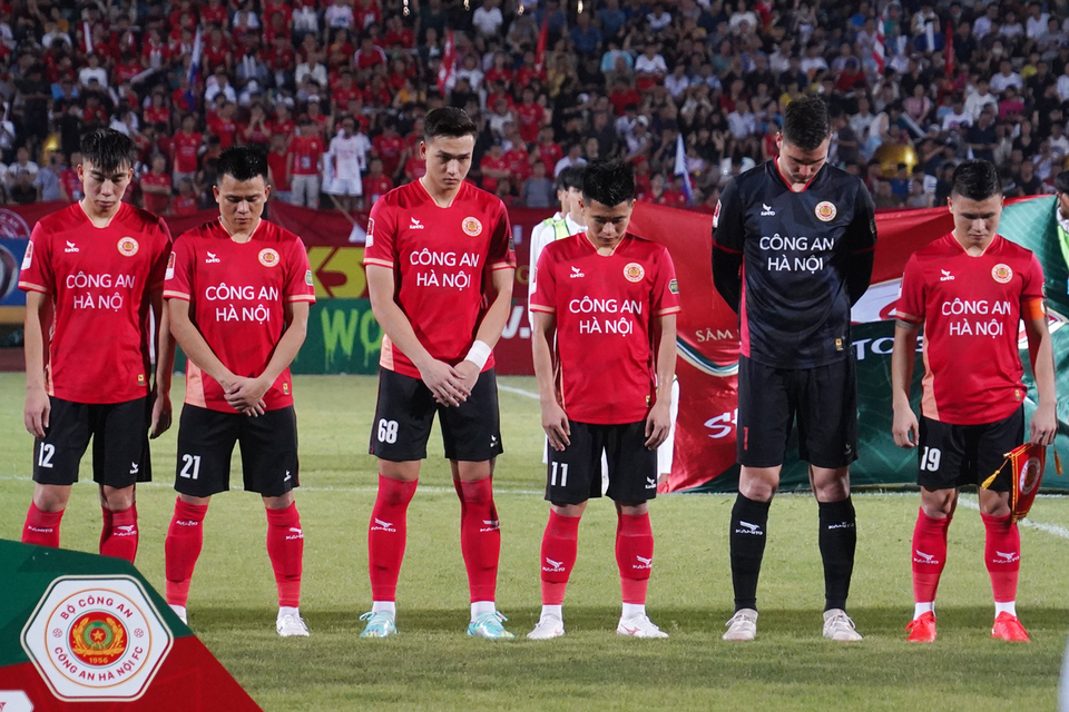 Các cầu thủ dành một phút mặc niệm để chia buồn với các nạn nhân trong vụ hỏa hoạn tại đường Trung Kính (Hà Nội) hôm 24/5 vừa qua. (Ảnh: Việt Anh/Vietnam+)