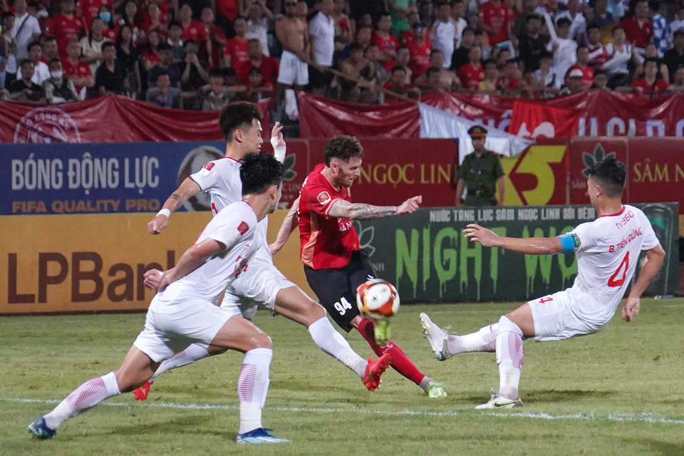 Dù thi đấu rất nỗ lực trong những phút còn lại nhưng Geovane (áo đỏ) và các đồng đội không thể ghi thêm bàn thắng. Chung cuộc, Công an Hà Nội nhận thất bại 1-2 trước Thể Công-Viettel. (Ảnh: Việt Anh/Vietnam+)