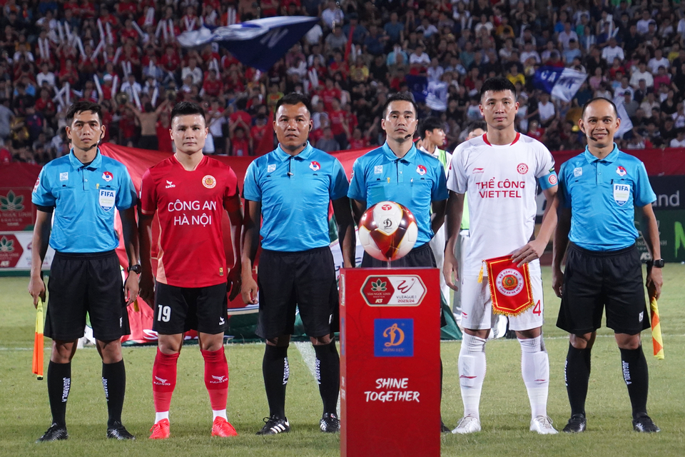 Tối 26/5, Câu lạc bộ Công an Hà Nội (áo đỏ) tiếp đón đội bóng cùng thành phố Thể Công-Viettel trong trận cầu tâm điểm của vòng 21 V-League 2023/24. (Ảnh: Việt Anh/Vietnam+)