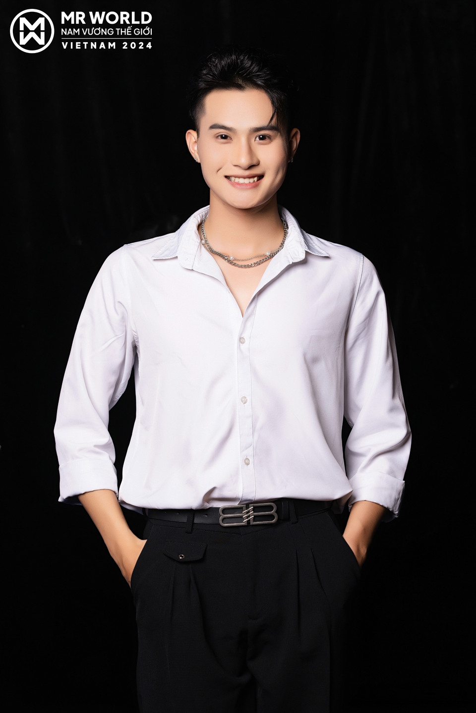 Chàng trai sinh năm 2001 đến từ Hải Phòng sở hữu bảng thành tích khá dày, từ học tập đến hoạt động đoàn, hội. Công Thành từng đạt giải Học sinh giỏi vật lý cấp Thành phố (2018, 2019), giải nhì hoạt động Nghiên cứu Khoa học của trường đại học và thành phố (2022, 2023), tốt nghiệp cử nhân xuất sắc chuyên ngành Kinh tế trường Đại học Kinh tế Quốc dân với điểm GPA 3.66/4.0; giải Nhất Liên hoan hát múa sinh viên Thủ đô 2022, giải nhì Liên hoan Nghệ thuật đường phố 2022. (Ảnh: BTC)