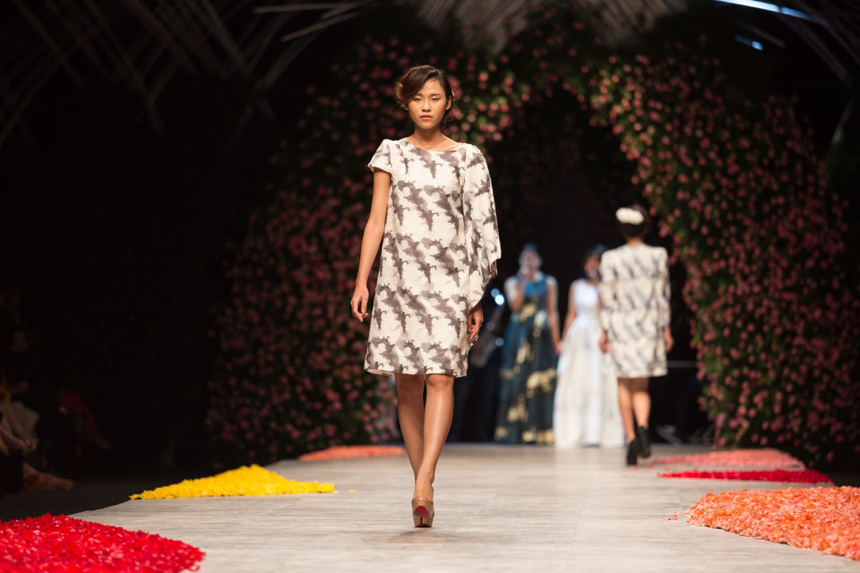 Toàn bộ người mẫu trong chương trình đều mang giày đế đỏ Christian Louboutin khắc họa rõ nét chân dung quý cô thanh lịch, cũng là tinh thần chính của bộ sưu tập. (Ảnh: Trí Nguyễn)