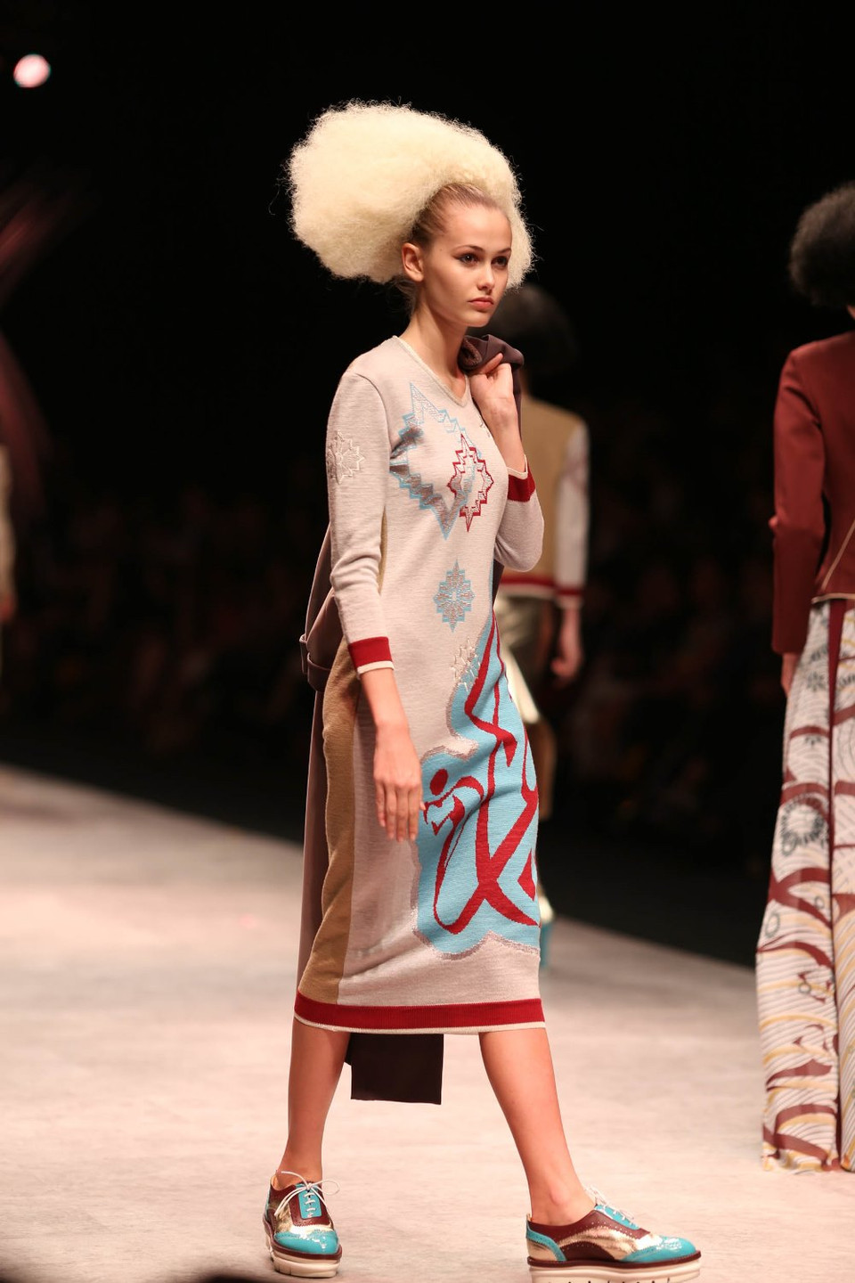 10 thiết kế đầu là những trang phục ứng dụng đậm chất safari như trench coat, jumpsuit... (Ảnh: BTC)