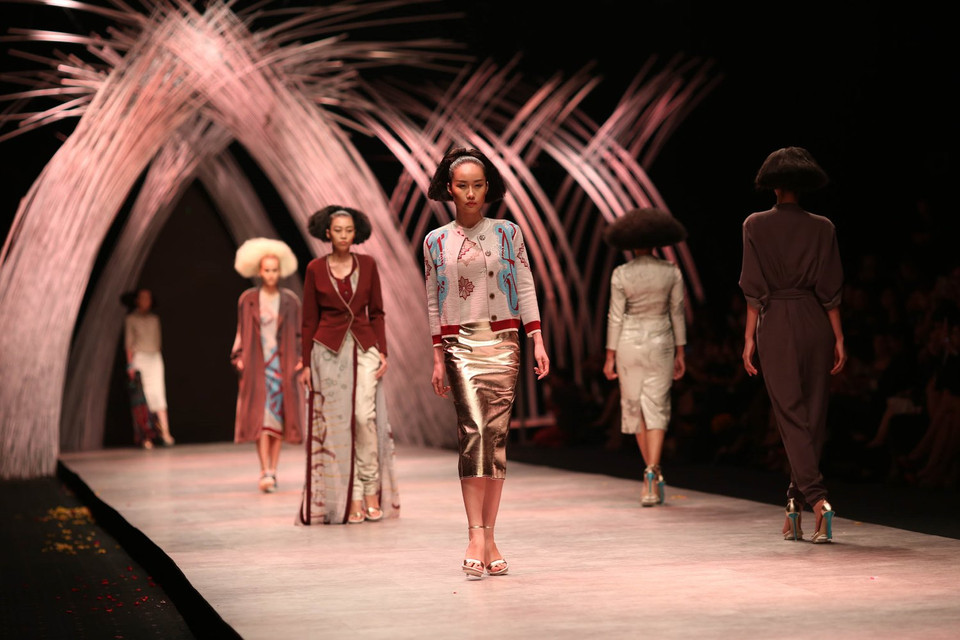 25 mẫu trang phục của bậc thầy tạo mẫu người Pháp này được trình diễn trong 15 phút... (Ảnh: BTC)