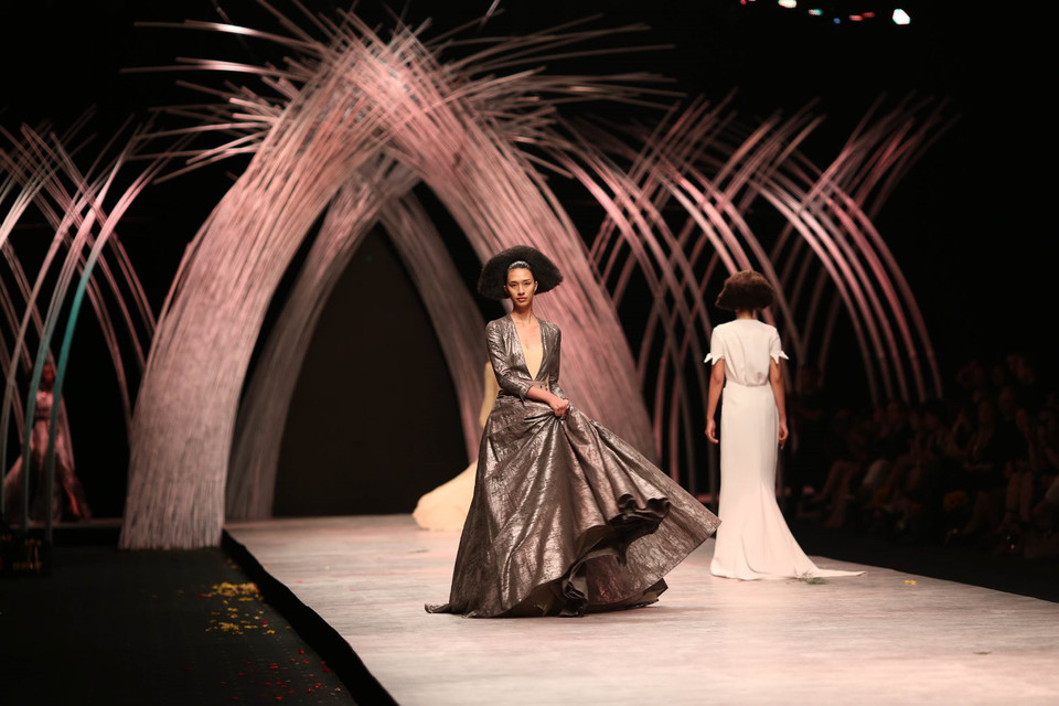 Với chủ đề về sa mạc, safari và cảm hứng từ những bộ lạc thổ dân, Julien Fournié tận dụng triệt để tông màu thổ đầm ấm: đỏ đun, nâu, vàng cát… (Ảnh: BTC)