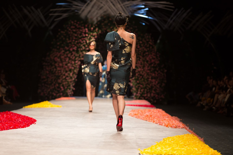 Bề mặt chất liệu vải lụa pha sợi tổng hợp polyester tạo nên hiệu ứng phản chiếu lấp lánh. (Ảnh: Trí Nguyễn)