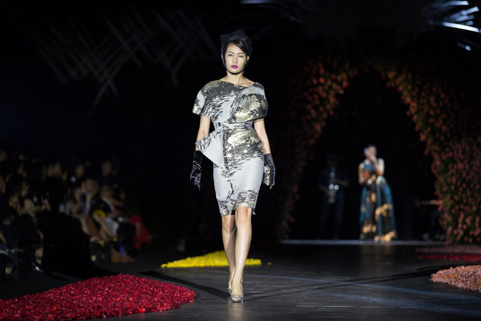 Những kiểu đầm đồng hồ cát chiết eo, có độ phồng ở hông tôn vòng eo tạo là đặc trưng quen thuộc của thương hiệu Phương My. (Ảnh: Trí Nguyễn)