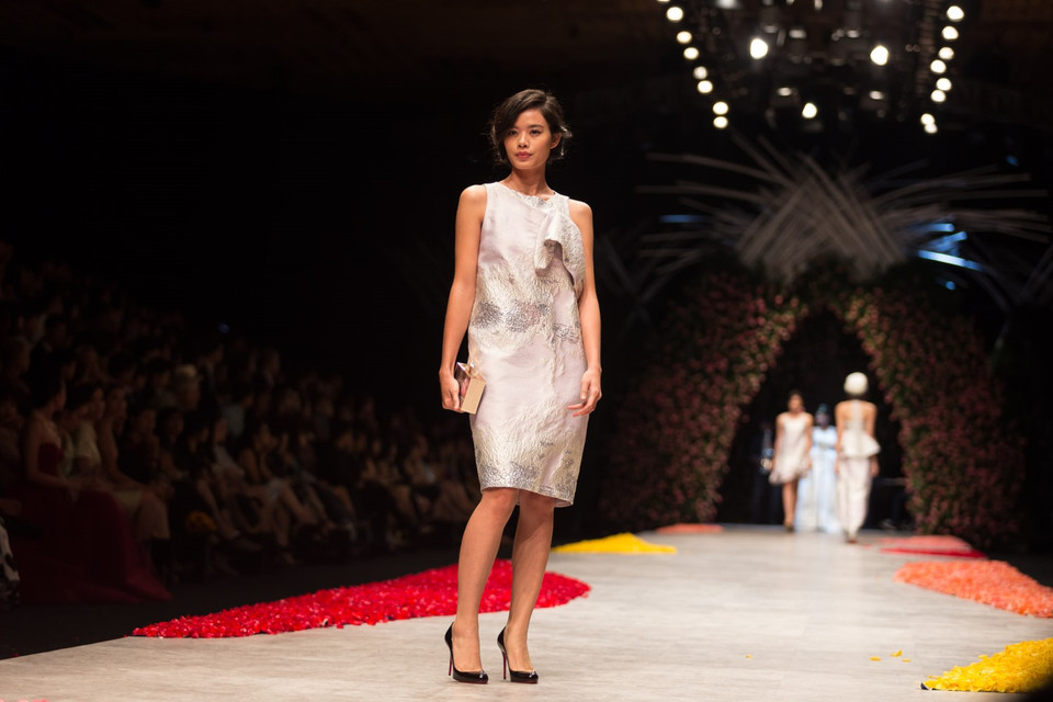 Phần gấu đầm nhiều lớp được may chồng hoặc xếp lớp mang đến hình ảnh ẩn dụ của những con sóng xô bờ tạo thêm nét lãng mạn cho trang phục. (Ảnh: Trí Nguyễn)