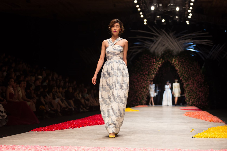 Để tạo sự nổi bật và khác lạ cho chất liệu so với những bộ sưu tập trước, nhà thiết kế đã sử dụng những hạt ngọc trai với nhiều kích cỡ khác nhau đính kết trên bề mặt vải. (Ảnh: Trí Nguyễn)