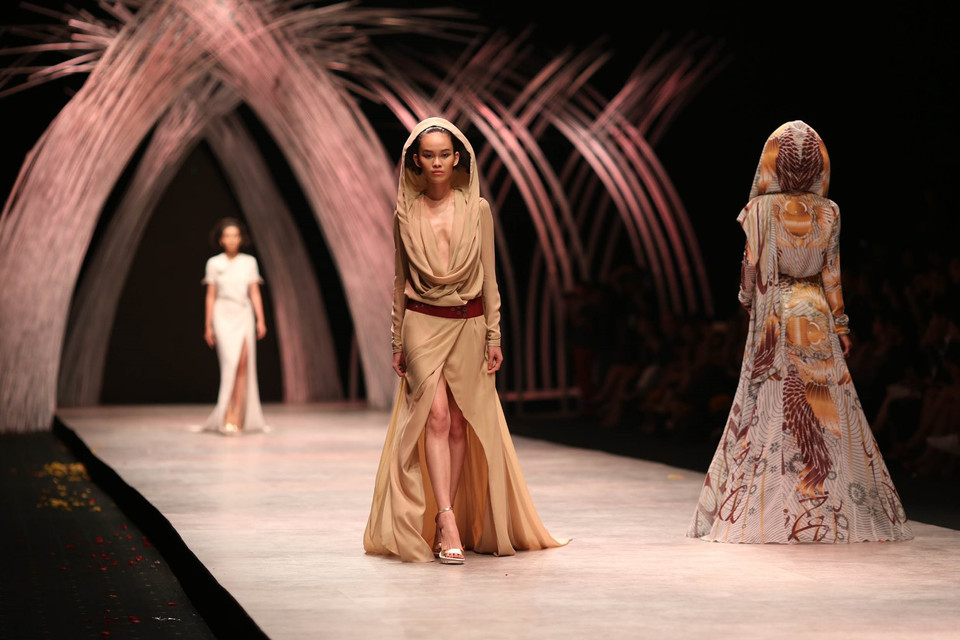 Lấy cảm hứng từ những người phụ nữ đã khám phá ra sa mạc Sahara vào thế kỉ 19, Julien Fournié muốn đề cao sự giải phóng và khám phá tự do của người phụ nữ. (Ảnh: BTC)