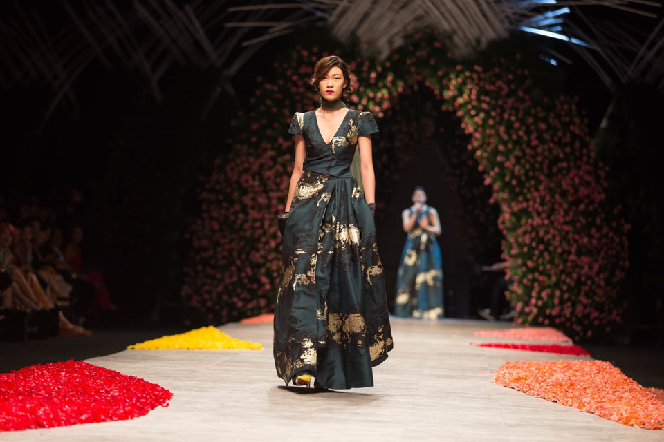 ... Tạo nên sức sống mới cho kiểu đầm xòe đơn giản. (Ảnh: Trí Nguyễn)