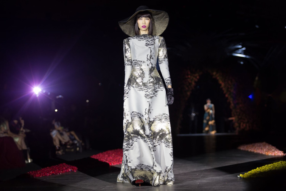 Đó là hình ảnh những quý cô cổ điển của thập niên 1950 trong trang phục đầm dài, phong cách tối giản với chiếc mũ rộng vành tạo điểm nhấn bí ẩn. (Ảnh: Trí Nguyễn)