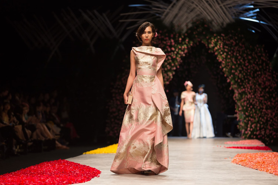 Đó cũng chính là tính cách đối nghịch của người phụ nữ: mạnh mẽ và dịu dàng. (Ảnh: Trí Nguyễn)