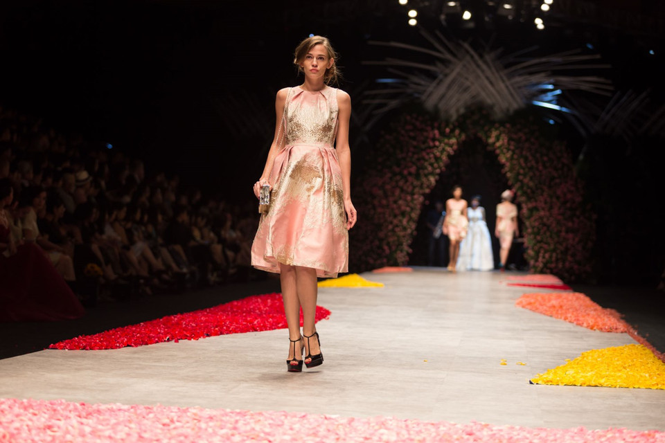 Những gam màu pastel mang sắc thái dịu nhẹ của những tông màu từ vàng tím, xanh thẫm chuyển dần sang ghi hồng, xám bạc... (Ảnh: Trí Nguyễn)