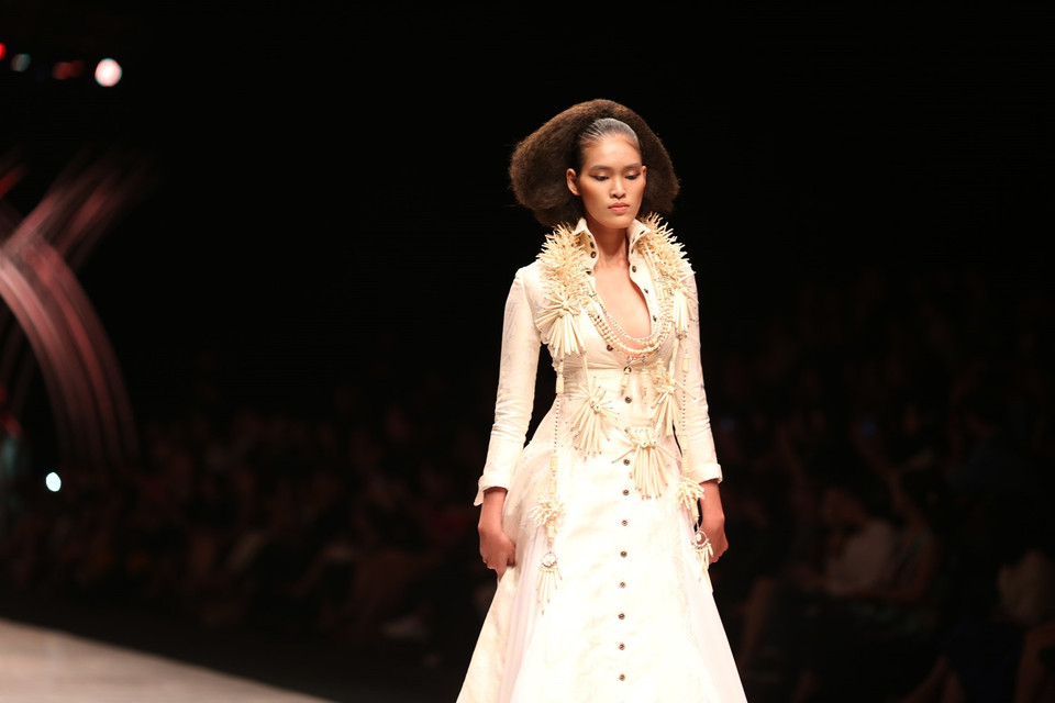 Các thiết kế dây chuyền sang trọng, nổi bật được thực hiện hoàn toàn thủ công trên nền chất liệu san hô, ngọc lam, bồ câu pha lê, chuỗi hạt cổ xưa và gỗ mun, tạo ấn tượng về một nền văn hóa xa xôi đã thất truyền. (Ảnh: BTC)