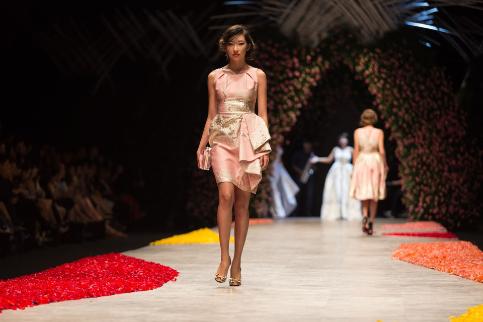 Các gam màu kết hợp khéo léo với motif đặc sắc bên bề mặt vải và hiệu ứng ánh sáng đa chiều của bức tranh đại dương màu sắc. (Ảnh: Trí Nguyễn)