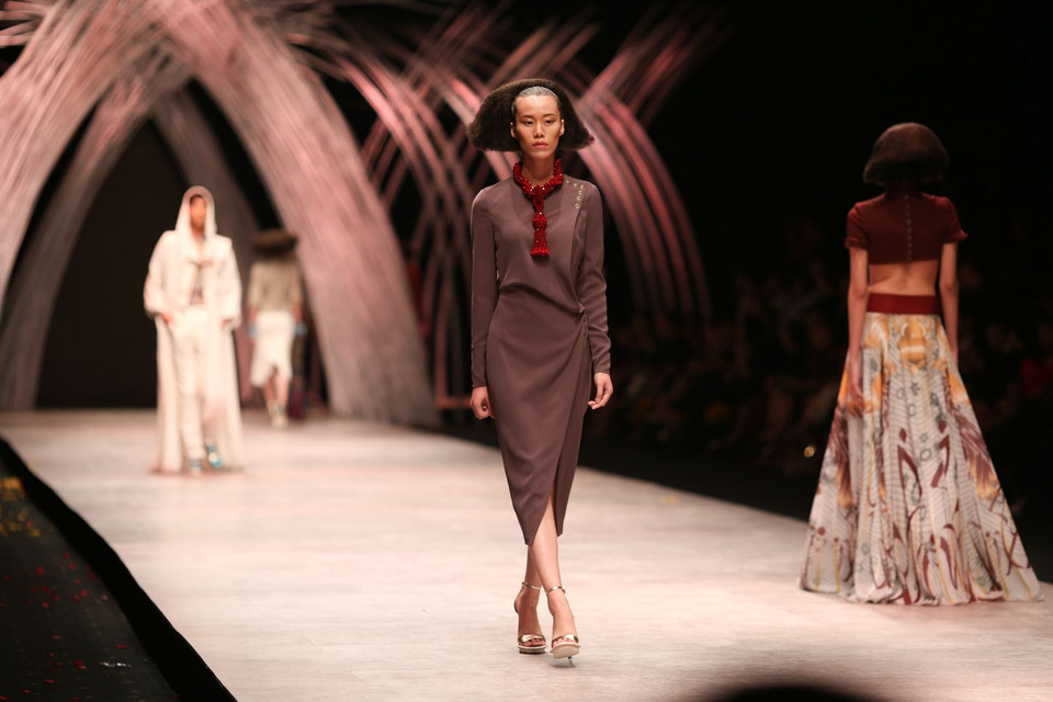 Nhà thiết kế ứng dụng những chất liệu quen thuộc như dệt kim, da lộn, da bóng… (Ảnh: BTC)