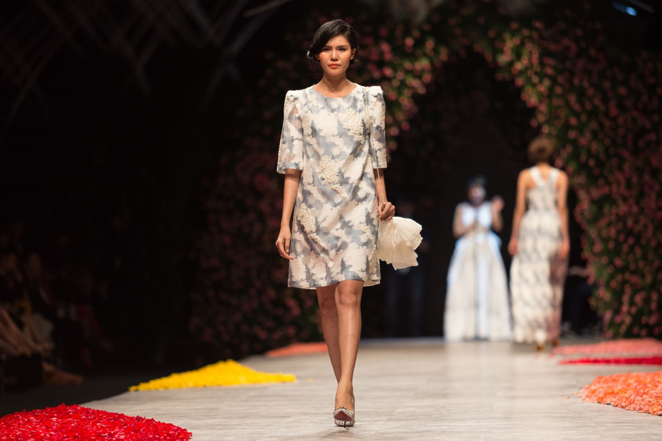 Đính nổi cũng là xu hướng đặc trưng được các nhà thiết kế nổi tiếng trên thế giới áp dụng vào các thiết kế Xuân Hè 2016.(Ảnh: Trí Nguyễn)