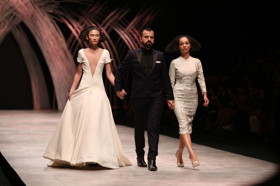 Nhà thiết kế Julien Fournié cùng hai người mẫu Thúy Hạnh, Kha Mỹ Vân. (Ảnh: BTC)