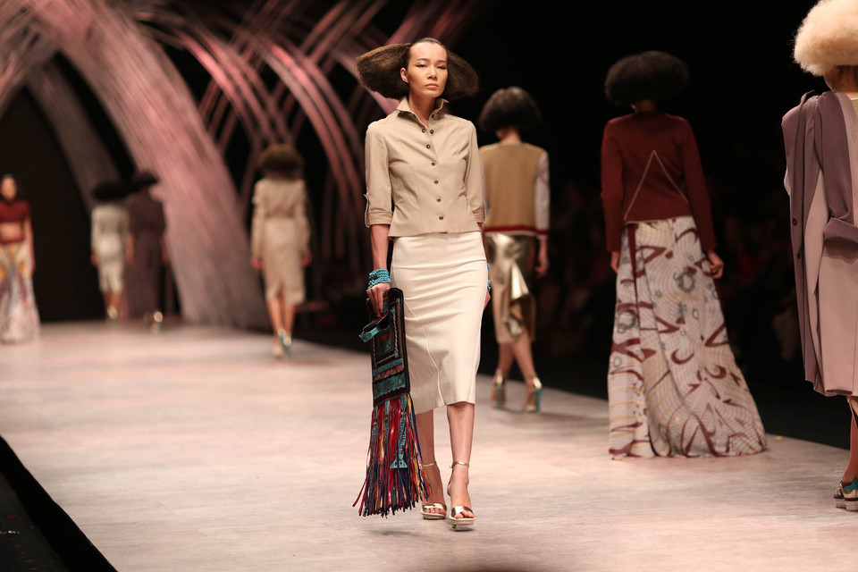 ...Và thiết kế váy bút chì cổ điển. (Ảnh: BTC)