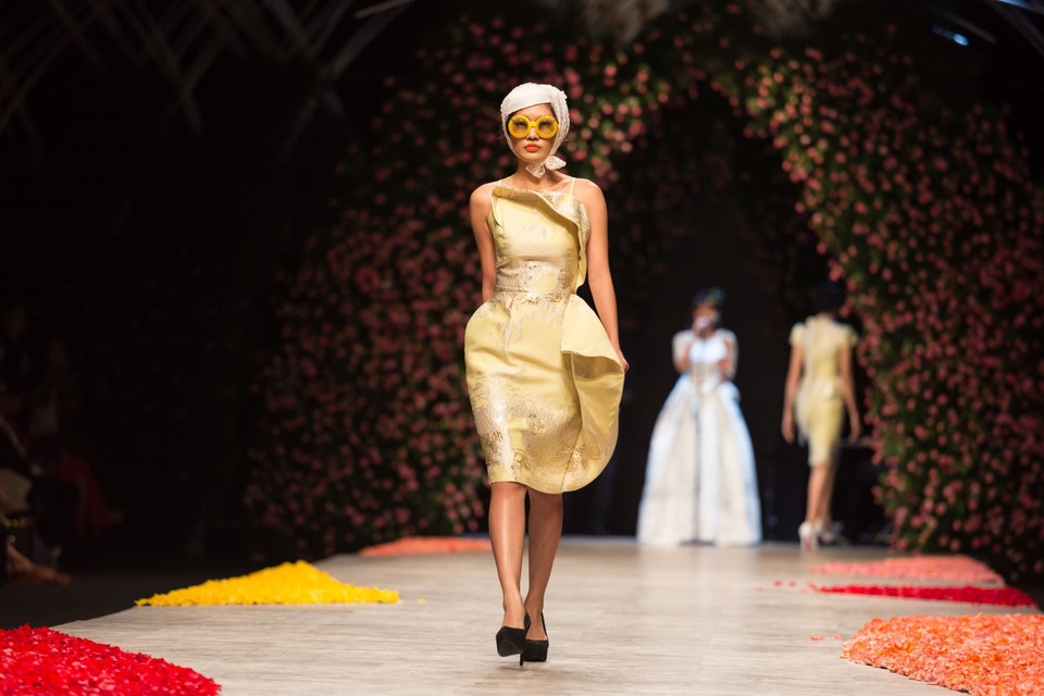 Nhà thiết kế muốn chia sẽ đến người xem khoảnh khắc ánh sáng phản chiếu của mặt trời/ mặt trăng trên mặt biển...(Ảnh: Trí Nguyễn)