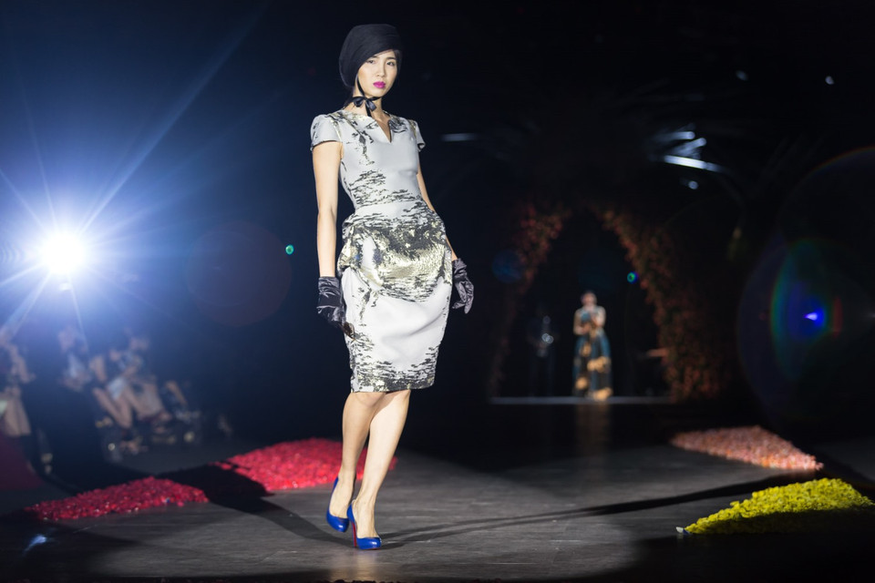 Tuy nhiên, ở bộ sưu tập lần này, cô mang đến những điểm mới mẻ hơn ở phần cổ áo như mô phỏng thiết kế kimono truyền thống, cổ trụ xếp pli, cổ áo peter pan xẻ sâu… (Ảnh: Trí Nguyễn)