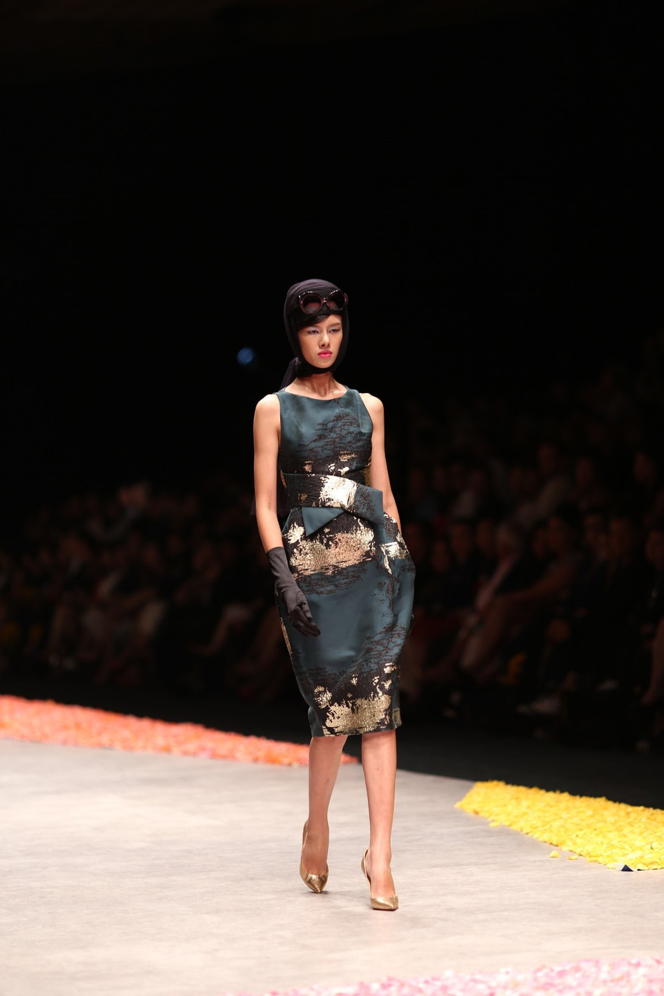 Phong cách cổ điển lãng mạn được thể hiện đậm nét qua những chiếc mũ rộng vành, đội lệch đính hoa hoàng gia, khăn cột đầu, găng tay da, kính gọng tròn khổ lớn… (Ảnh: Trí Nguyễn)