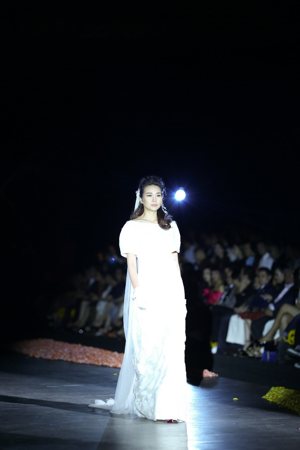 Người mẫu Thanh Hằng xuất hiện trong vai trò vedette kết show với thiết kế duy nhất được đính pha lê lấp lánh mang đến bất ngờ cho giới mộ điệu thời trang. (Ảnh: Trí Nguyễn)