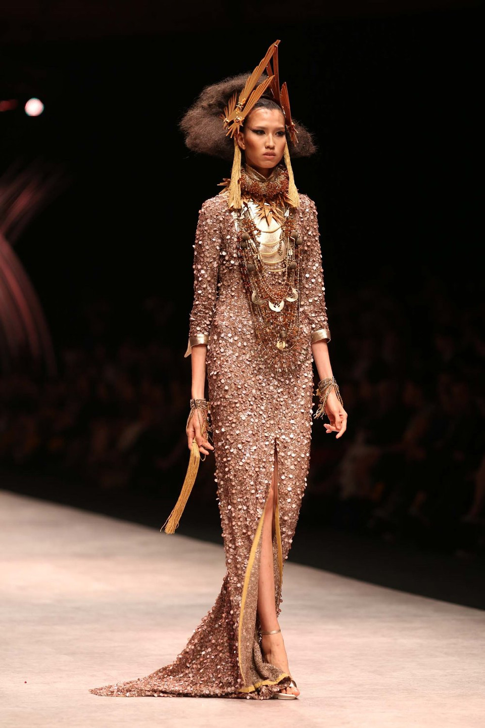 Julien Fournié đã mang đến một kiệt tác thời trang với thiết kế đầm xẻ vạt, đính sequins thủ công tựa như một nữ thần. (Ảnh: BTC)