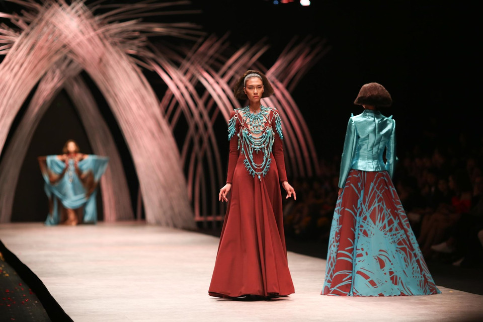 Cảm hứng “tribal” (thời trang bộ lạc) được nhà thiết kế khai thác triệt để thông qua phụ kiện tua rua hay họa tiết in lấy cảm hứng từ trường phái thư pháp Sufi và Ai Cập cổ đại. (Ảnh: BTC)