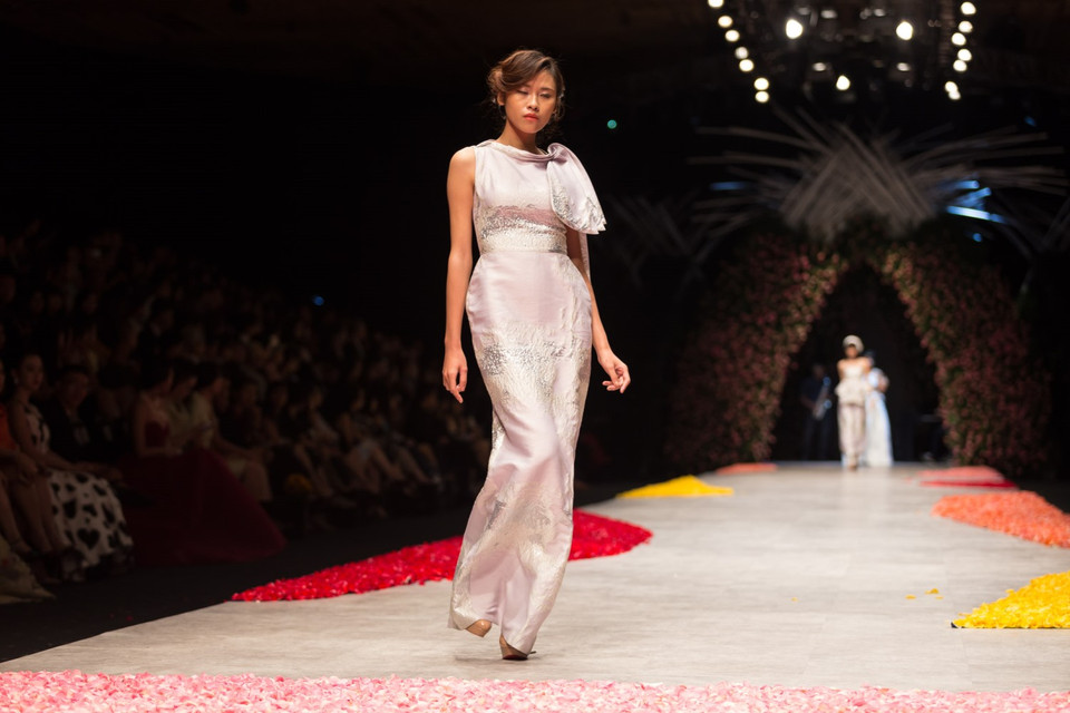 Hình ảnh những con sóng được nhà thiết kế khéo léo lồng ghép vào trang phục nhờ sự cách điệu cùng kỹ thuật cắt may tài tình. (Ảnh: Trí Nguyễn)