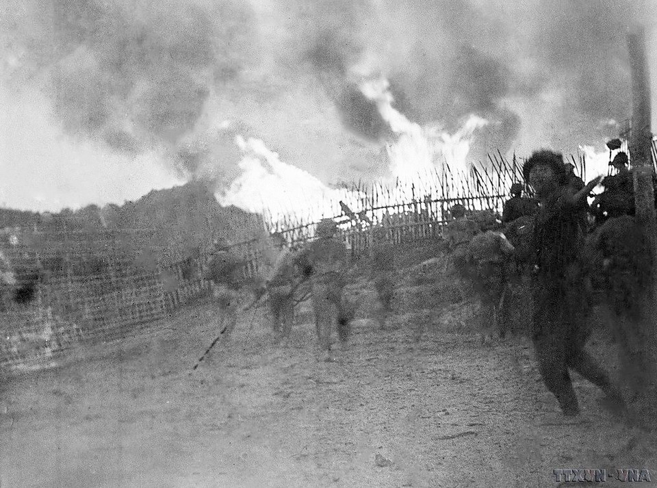 Chiến dịch Tây Bắc diễn ra theo 3 đợt, từ ngày 14/10 đến 10/12/1952. Trong ảnh: Một trong những vị trí của địch bị quân ta tấn công tiêu diệt trong đợt 1 của chiến dịch (từ ngày 14-23/10/1952). (Ảnh: TTXVN)