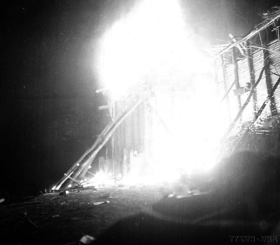 Một trong những vị trí của địch bị quân ta tấn công tiêu diệt đang bốc cháy trong chiến dịch Tây Bắc 1952. (Ảnh: TTXVN)