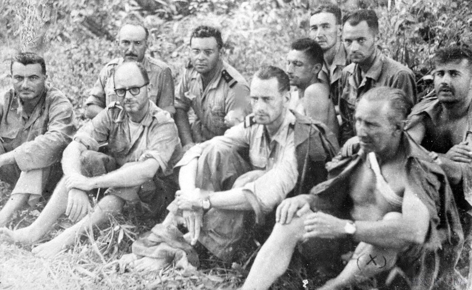 Toàn bộ Ban chỉ huy phân khu Nghĩa Lộ của địch bị đơn vị của Đại đoàn 312 bắt sống trong trận tấn công ngày 17/10/1952. Ngồi hàng đầu bên phải là quan tư Tirillon, chỉ huy trưởng phân khu Nghĩa Lộ. (Ảnh: TTXVN)