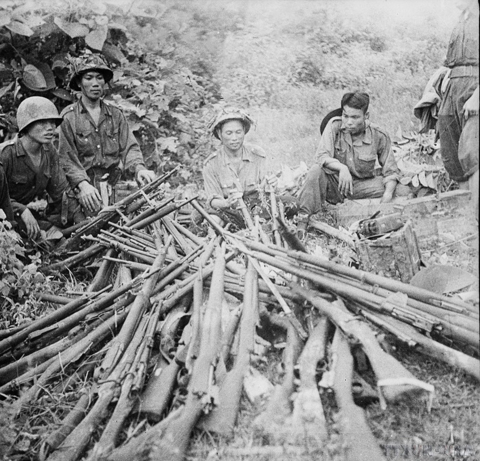 Hơn 4.000 khẩu súng các loại của địch bị quân ta thu được trong chiến dịch Tây Bắc. (Ảnh: TTXVN)