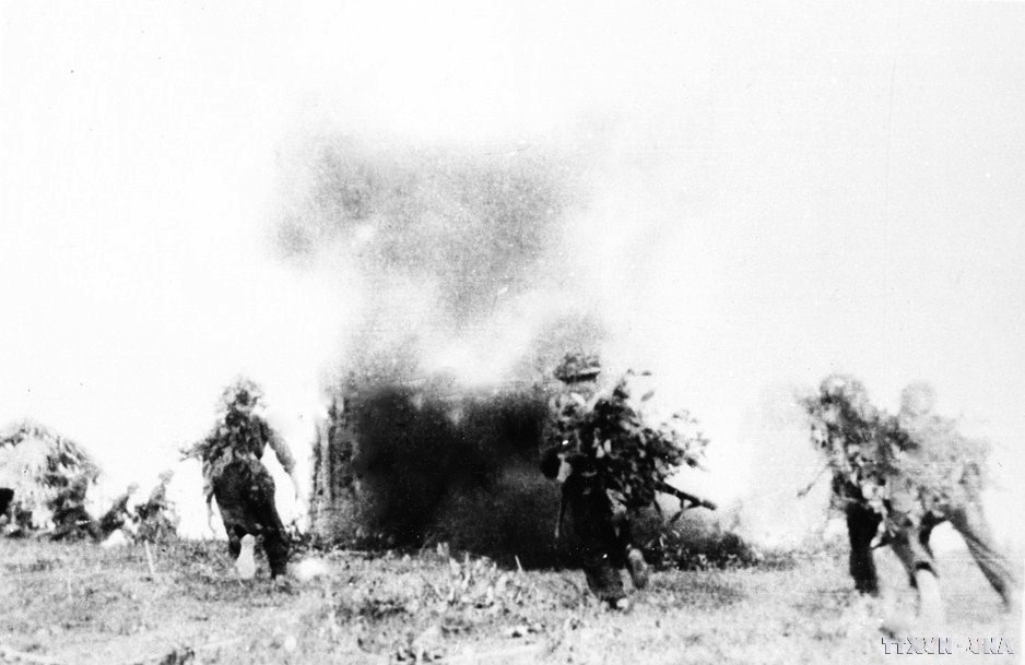 Vị trí Nghĩa Lộ đồi bị quân ta tấn công tiêu diệt ngày 17/10/1952, bắt sống 400 tên địch, trong đó có tên quan tư Tirillon - chỉ huy trưởng phân khu Nghĩa Lộ, thu toàn bộ vũ khí quân trang, quân dụng. (Ảnh: TTXVN)