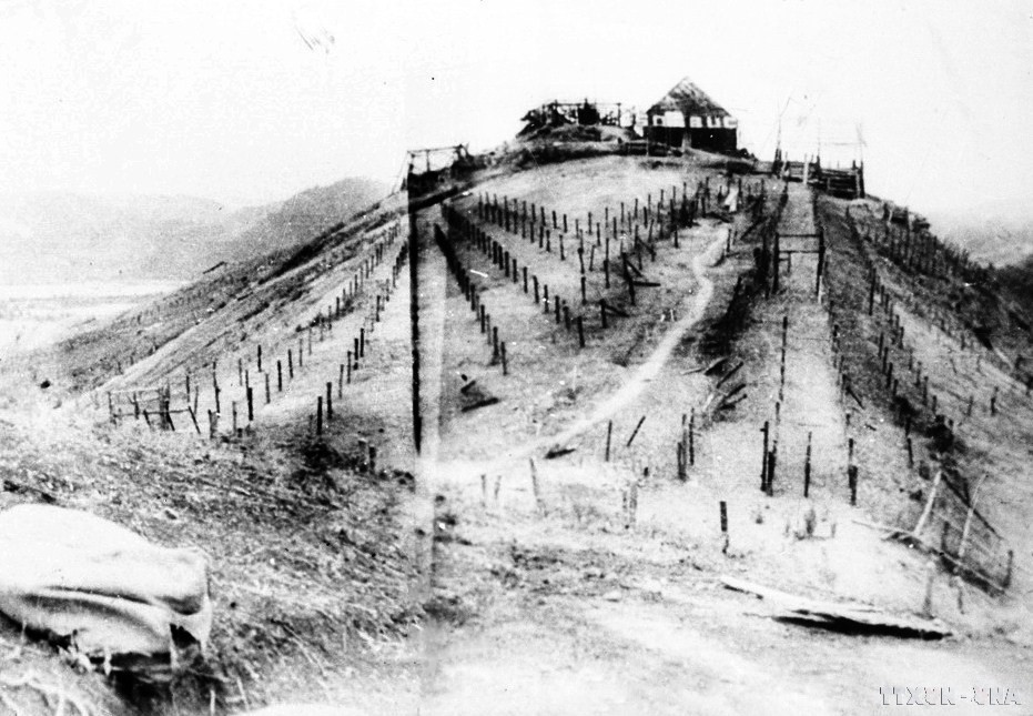 Đợt 1 của chiến dịch, lúc 17 giờ 5 phút ngày 17/10/1952, bộ đội ta bắt đầu tiến công cứ điểm Pú Chạng (tức Nghĩa Lộ đồi) và sau hơn 3 giờ chiến đấu ác liệt đã hoàn toàn làm chủ cứ điểm này, tiêu diệt và bắt sống 400 tên địch, trong đó có tên quan tư Tirillon - chỉ huy trưởng phân khu Nghĩa Lộ. (Ảnh: TTXVN)